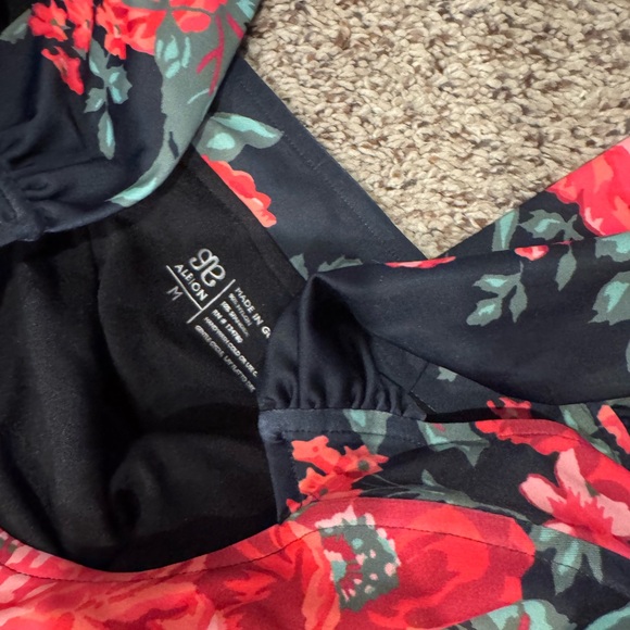 Albion swim top - Picture 2 of 2